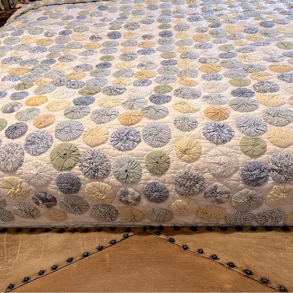 Rare!! Pottery Barn Handmade Yo-Yo Puff Quilt 90”x90” - Picture 2 of 15